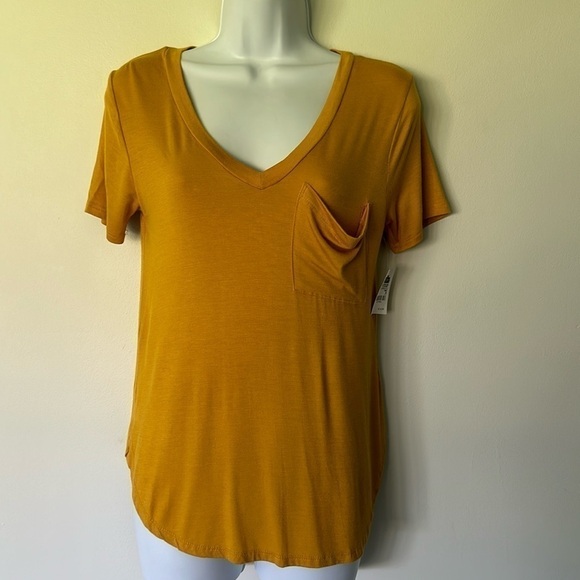 Charlotte Russe Tops - Basic pocket t-shirt